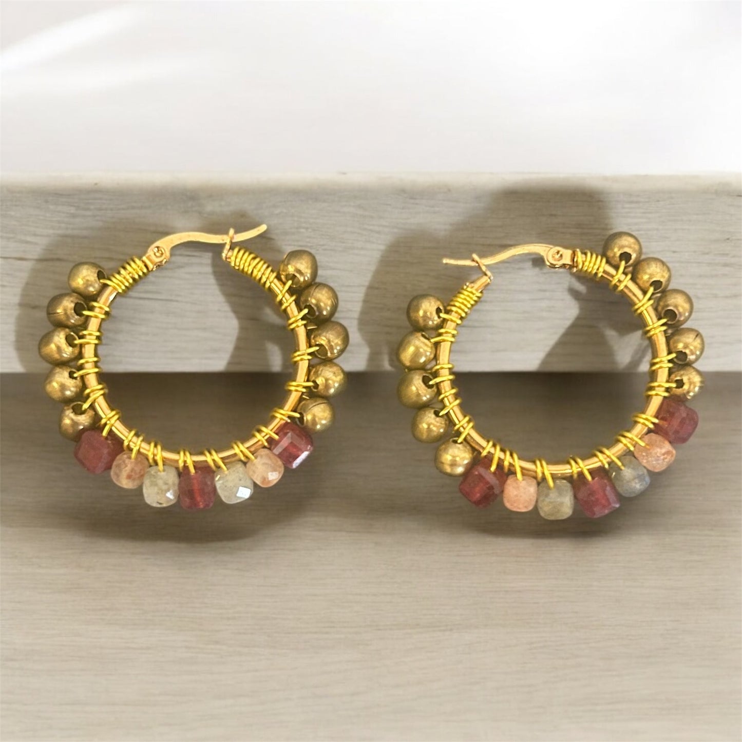 Cerchi grandi ottone e pietre