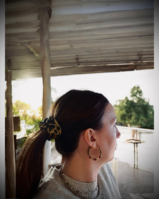 Cerchi grandi ottone e pietre